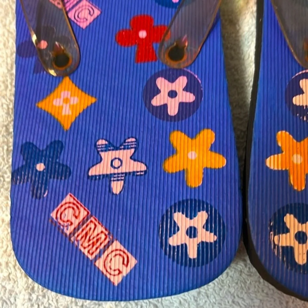 5/$25 - NWOT CMC flip flops in little kids size 9 1/2